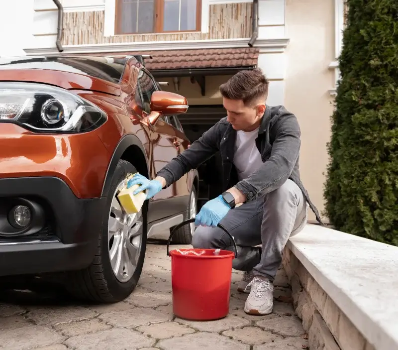 Lavage auto à domicile Alligny-en-Morvan : professionnel intervenant sur un véhicule